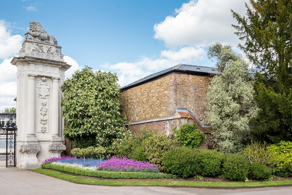 Hôtel The Lion Gate Mews à Kingston upon Thames  Extérieur photo